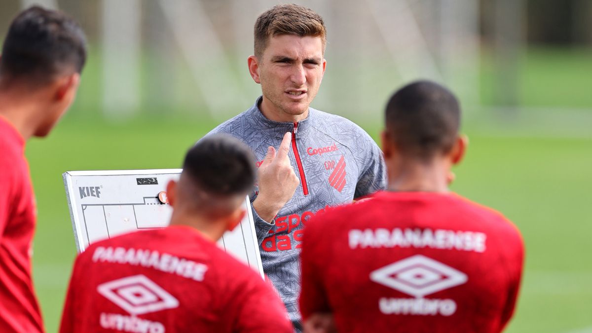 Martín Varini comanda primeiro treino no Athletico