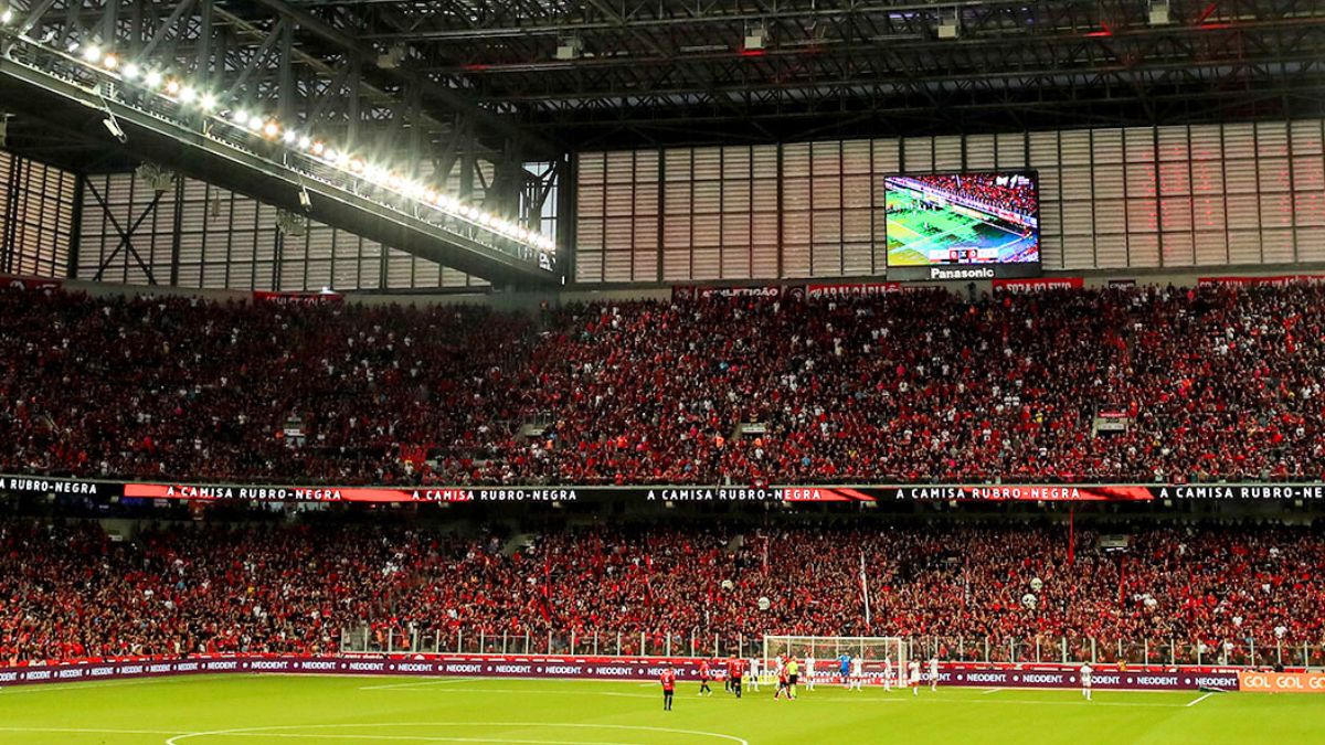 Torcida do Athletico na Arena da Baixada - média de público do Brasileirão 2024