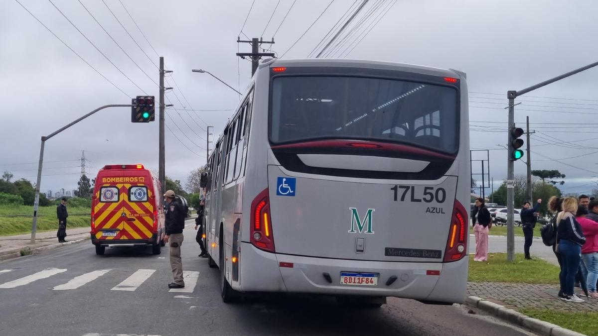 A mulher foi atropelada pelo ônibus nesta terça (30)