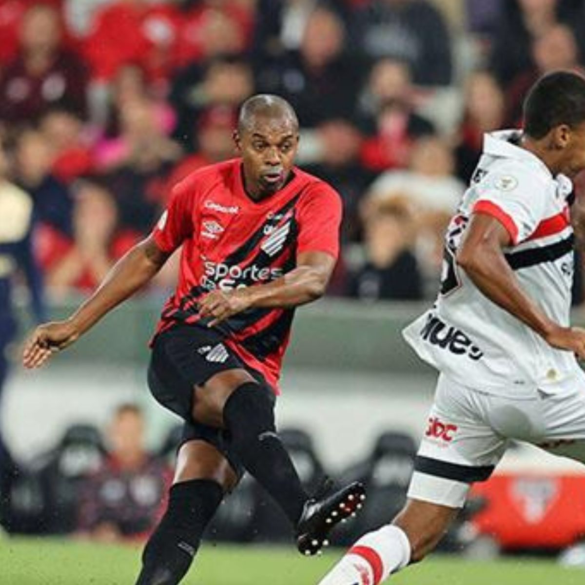 Jogadores de São Paulo e Athletico em campo