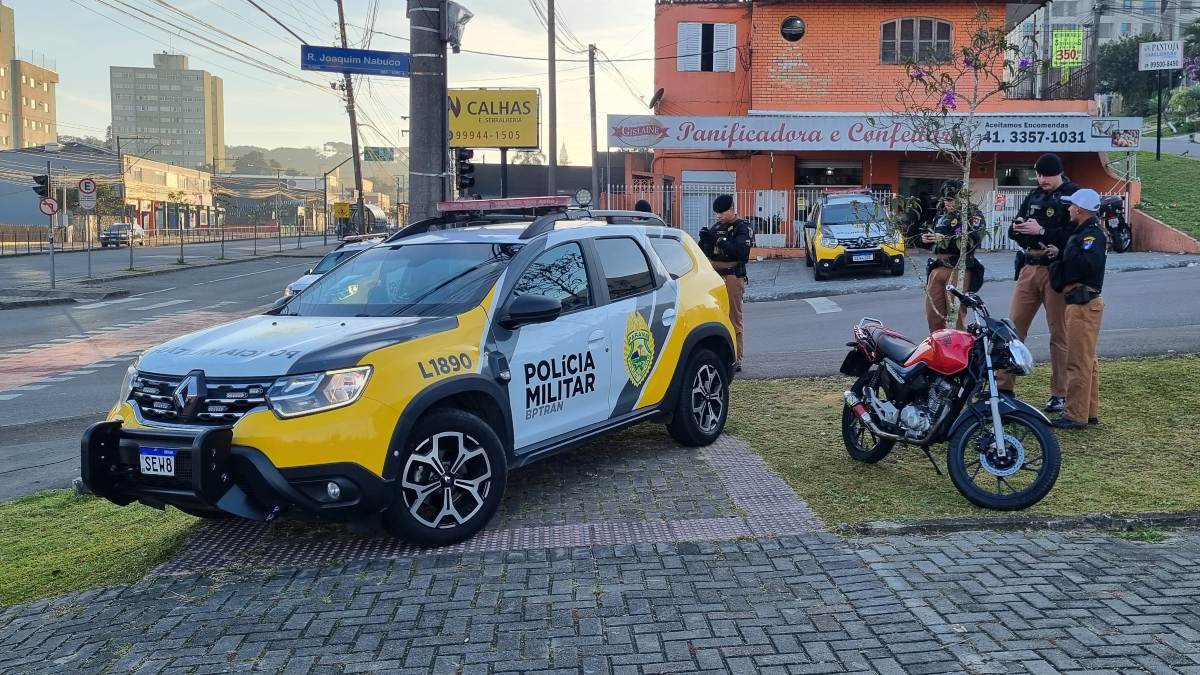 Motociclista bateu em viatura durante a tentativa de fuga 