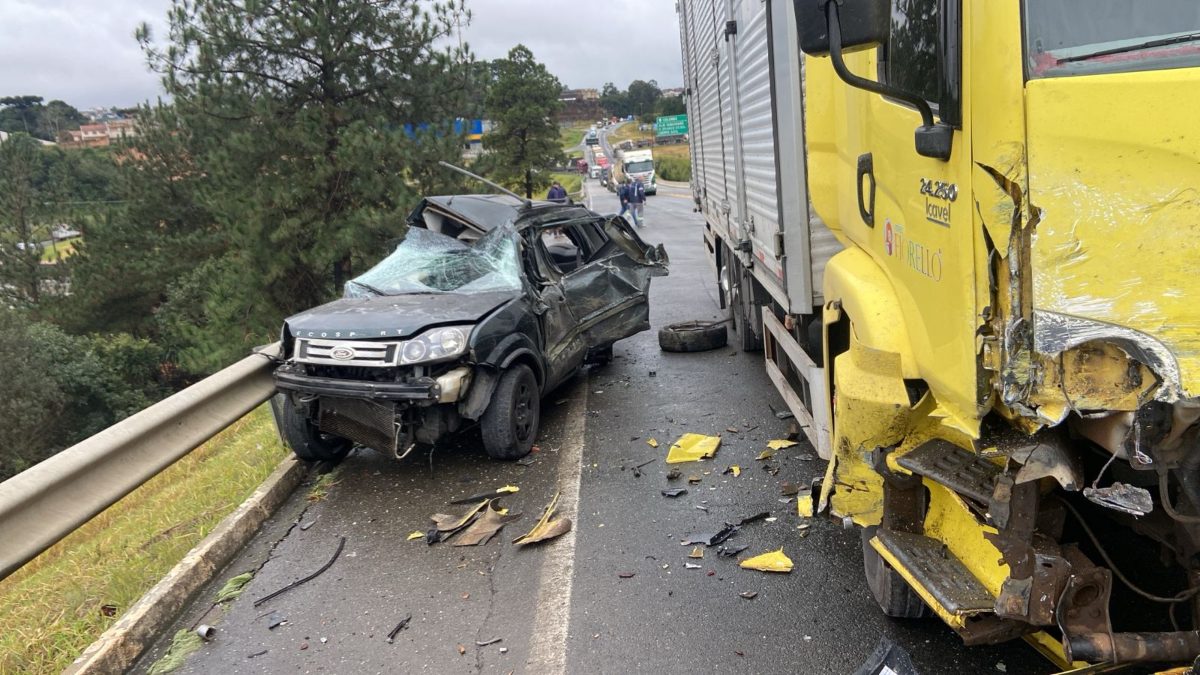 Batida entre caminhões no Contorno Norte de Curitiba 