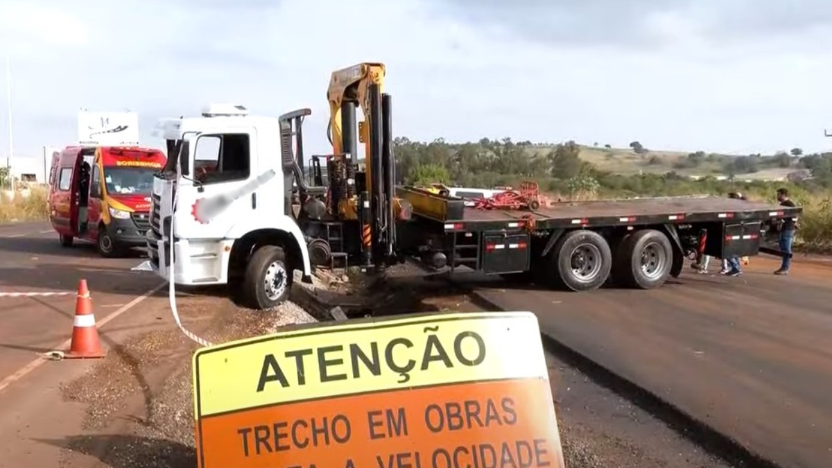 Um acidente envolvendo dois caminhões causou uma morte e deixou outras duas pessoas gravemente feridas, na PR-317, em Maringá, no norte do Paraná. A colisão ocorreu na tarde de quinta-feira (11), em um trecho em obras da rodovia, na saída para Iguaraçu.