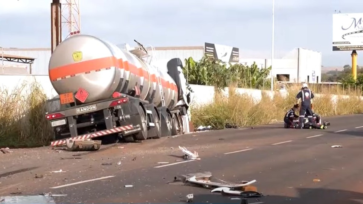 Um acidente envolvendo dois caminhões causou uma morte e deixou outras duas pessoas gravemente feridas, na PR-317, em Maringá, no norte do Paraná. A colisão ocorreu na tarde de quinta-feira (11), em um trecho em obras da rodovia, na saída para Iguaraçu.