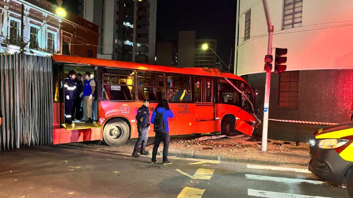 Acidente entre carro e biarticulado deixa 10 feridos