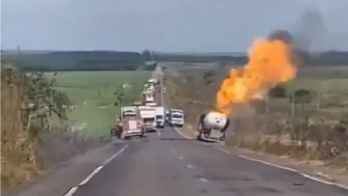 Caminhão-tanque explode em rodovia e deixa jornalistas feridos; vídeo