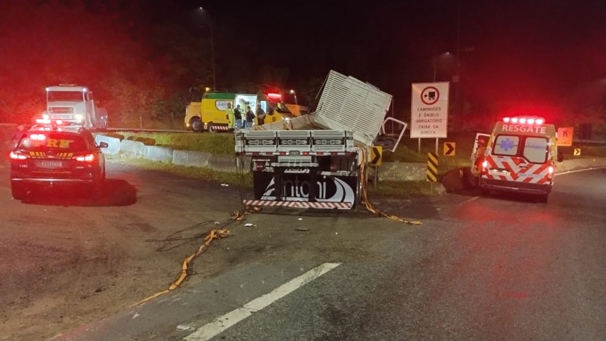 Caminhão sem freios passa por área de escape e bate em barreira de proteção na BR-376, em Guaratuba