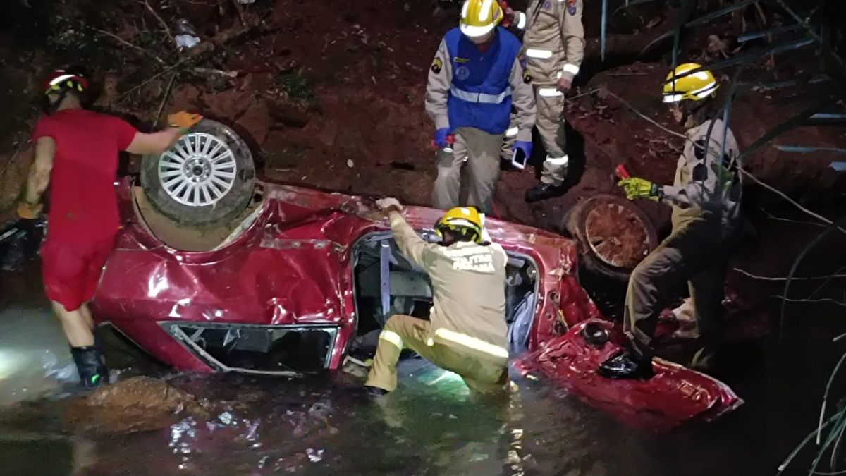 Carro capota e cai em rio, no Paraná; duas pessoas morreram