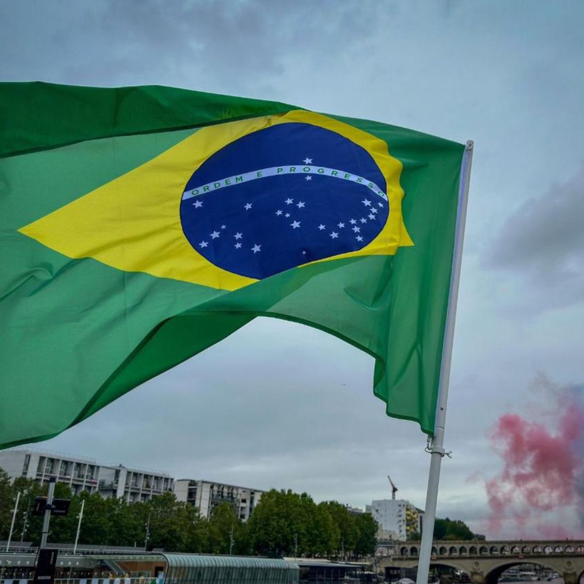 Bandeira do Brasil no Rio Sena