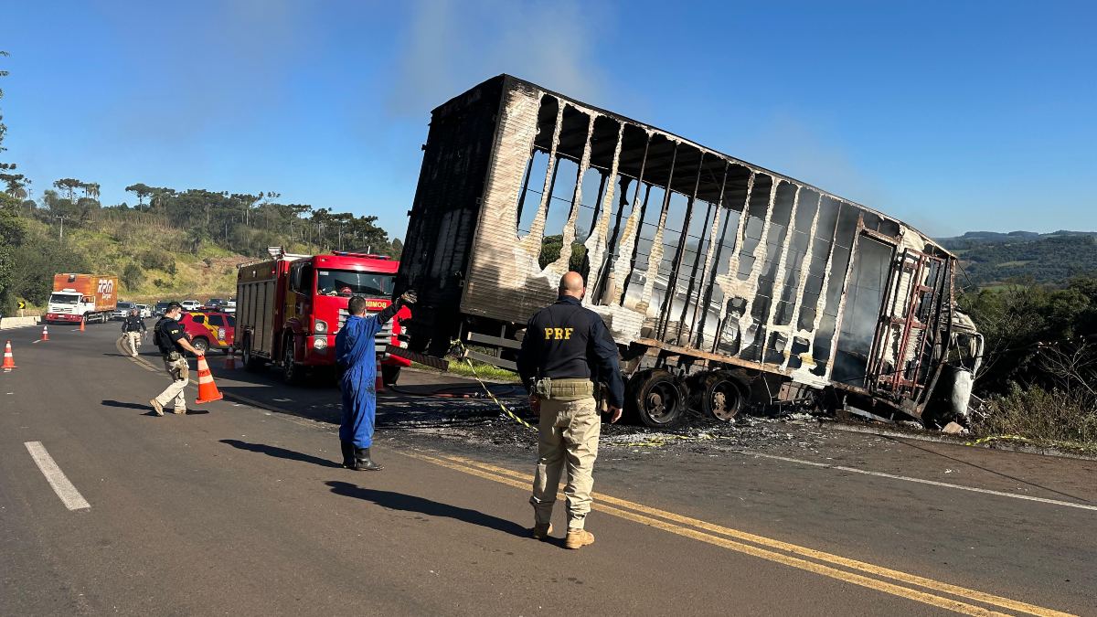 Colisão entre caminhões causa as mortes dos dois motoristas na BR-277, em Cantagalo, região central do Paraná