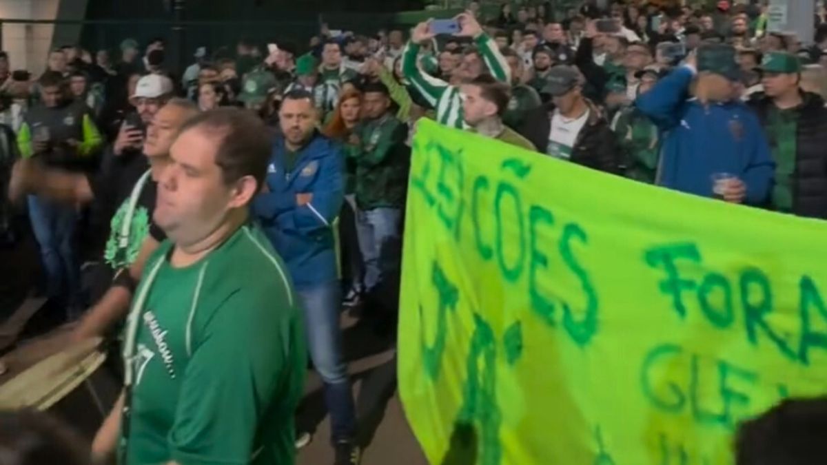 Torcida do Coritiba protesta contra SAF