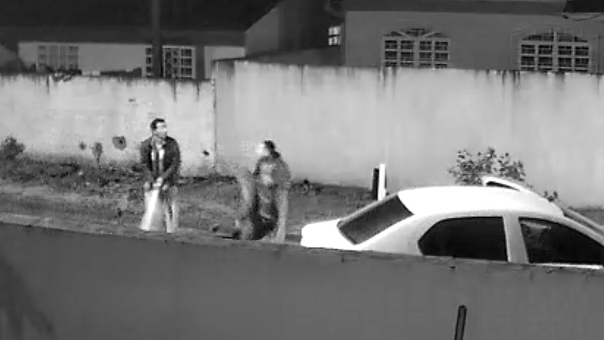 Dupla é espancada a ‘pauladas’ no meio da rua na Grande Curitiba; vídeo