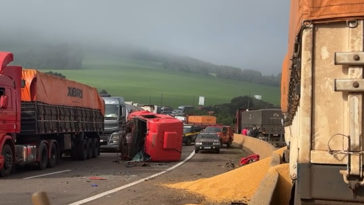 Acidente com duas carretas e um carro mata duas pessoas na BR-163, no Oeste do Paraná