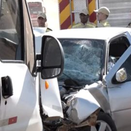 Família morre em acidente entre carro e van na PR-317