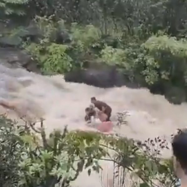Idosa morre após cair com o carro no Rio Tibagi