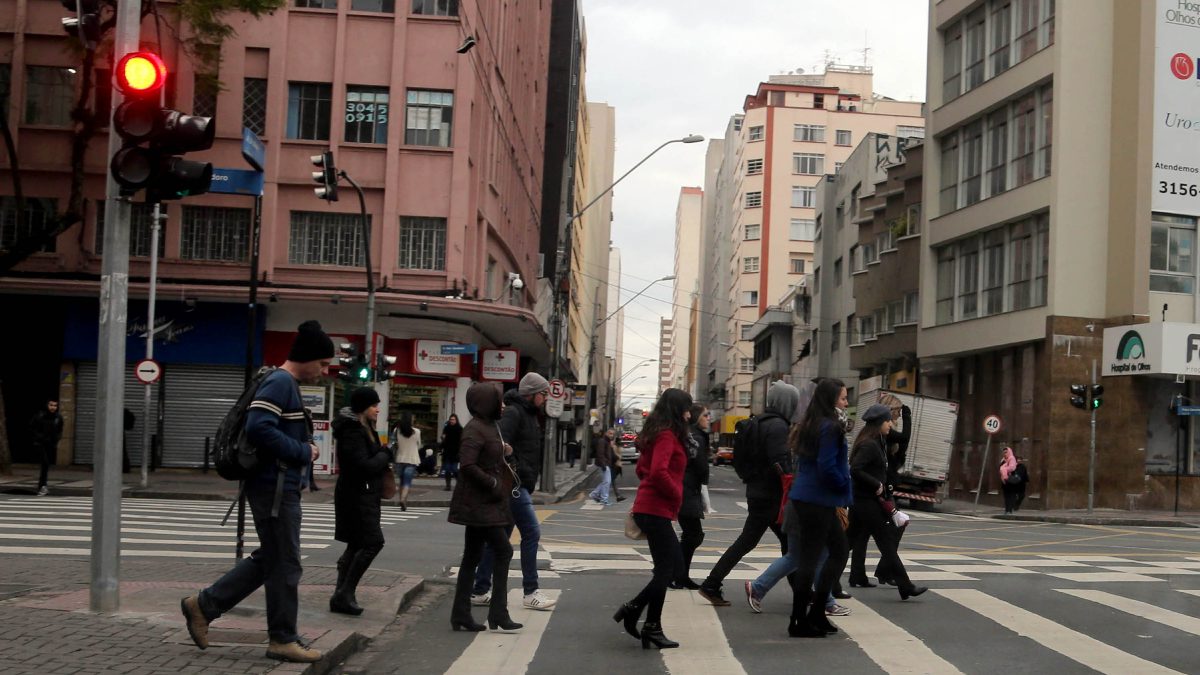 ClimaTempo prevê que o veranico continue atingindo o Paraná até o final de semana. Forte frente fria avança nos próximos dias