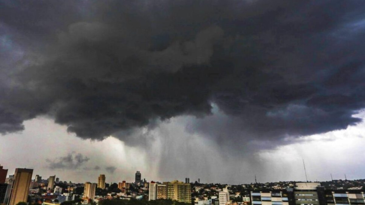 Os dias quentes vão embora e as temperaturas devem cair. Alguns municípios do Paraná estão sob risco de temporal, segundo o ClimaTempo