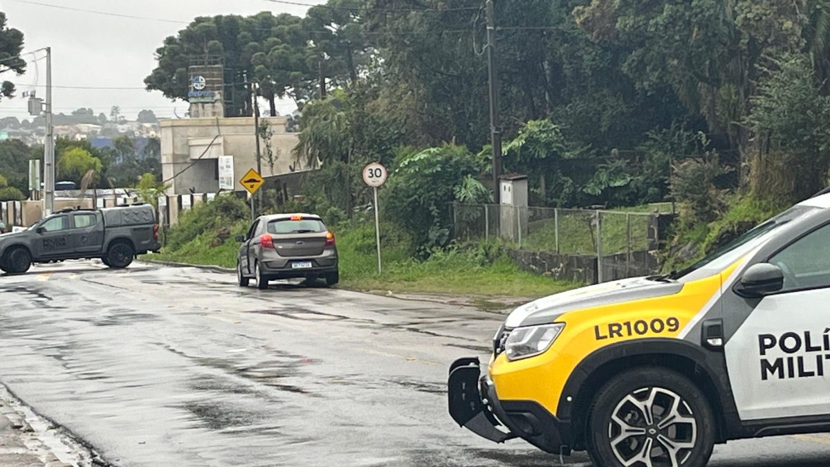 Homem em carro furtado morre baleado pela PM após sacar arma em Curitiba, diz polícia
