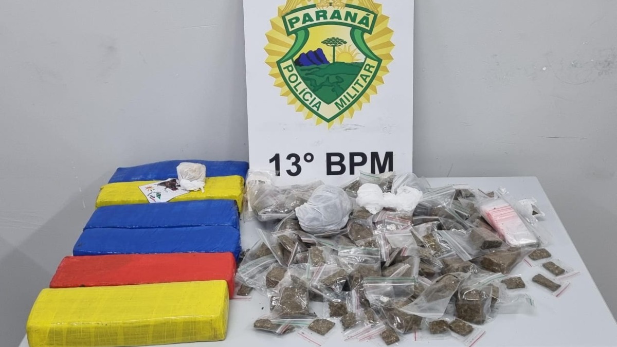 Após uma perseguição passando por quintais de casas e terrenos baldios, a Polícia Militar do Paraná (PMPR) prendeu um homem, suspeito de traficar drogas no bairro Sítio Cercado, no começo da manhã desta sexta-feira (12).