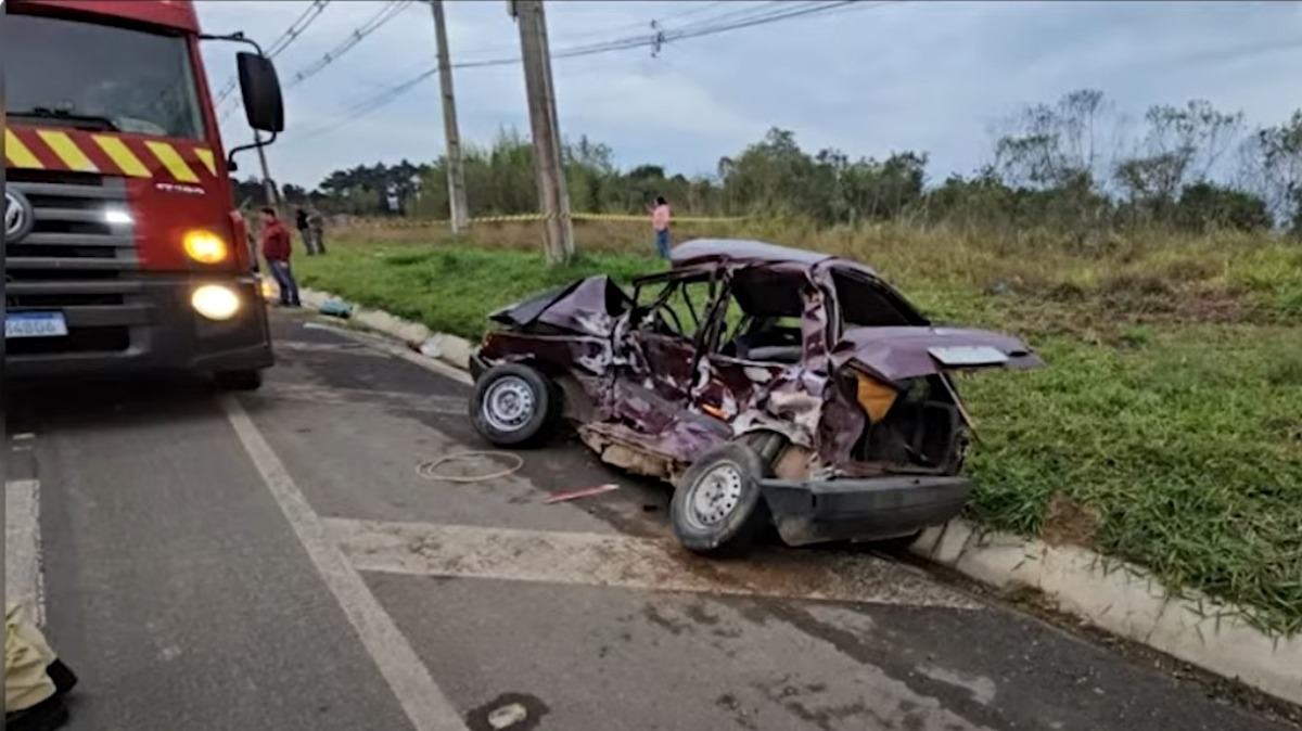 Um idoso morreu em um grave acidente na BR-373, em Ponta Grossa, nos Campos Gerais do Paraná, na tarde de segunda-feira (29). Segundo a Polícia Rodoviária Federal (PRF), o carro dirigido pela vítima fatal foi atingido por um ônibus quando tentava fazer o retorno na rodovia. Apesar da forte colisão, os passageiros do ônibus, que pertence à Prefeitura de Apucarana, no norte do estado, não se feriram no acidente. Eles retornavam à cidade após fazerem consultas e exames médicos em Curitiba.