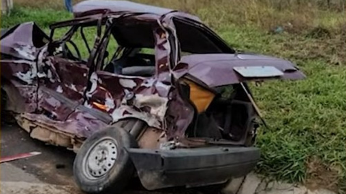 Um idoso morreu em um grave acidente na BR-373, em Ponta Grossa, nos Campos Gerais do Paraná, na tarde de segunda-feira (29). Segundo a Polícia Rodoviária Federal (PRF), o carro dirigido pela vítima fatal foi atingido por um ônibus quando tentava fazer o retorno na rodovia. Apesar da forte colisão, os passageiros do ônibus, que pertence à Prefeitura de Apucarana, no norte do estado, não se feriram no acidente. Eles retornavam à cidade após fazerem consultas e exames médicos em Curitiba.