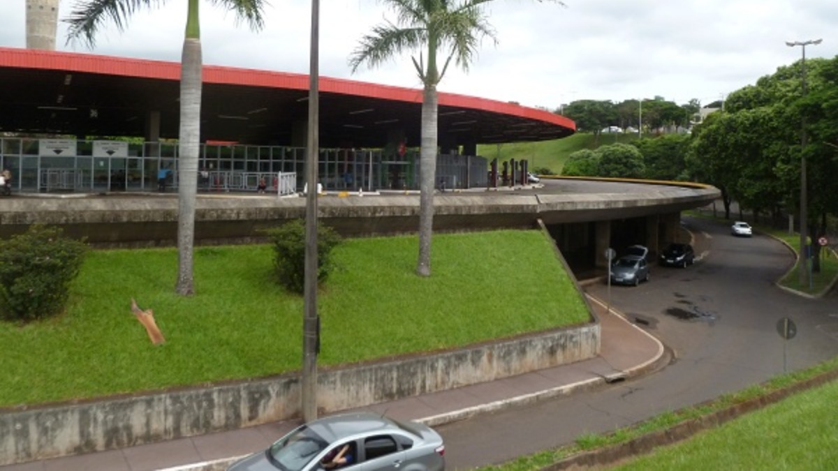 Um idoso foi preso em flagrante por importunação sexual após a denúncia de um adolescente de 12 anos, na rodoviária de Londrina, no norte do Paraná. De acordo com a Guarda Municipal, que efetuou a prisão, o garoto teria sido molestado durante uma viagem de ônibus.