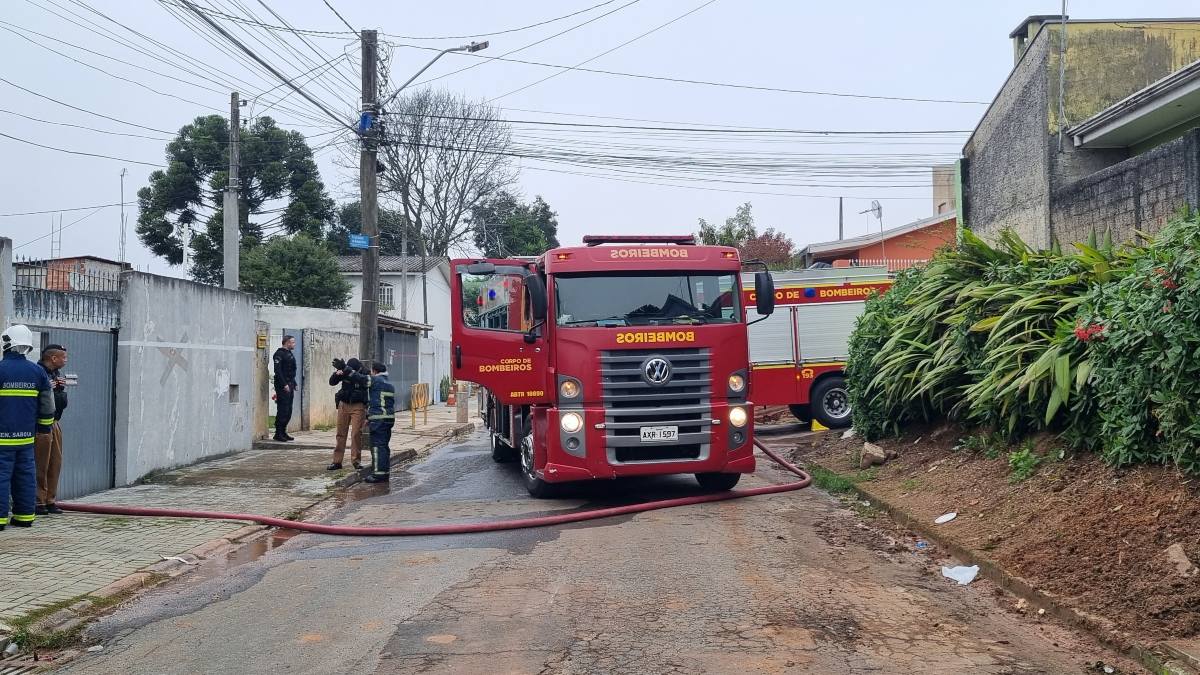 Incêndio mata idoso no bairro Uberaba, em Curitiba