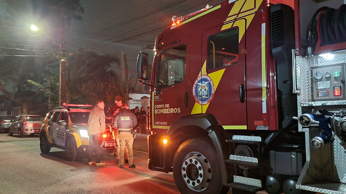 Incêndio atinge casa no Orleans, lareira é a provável causa