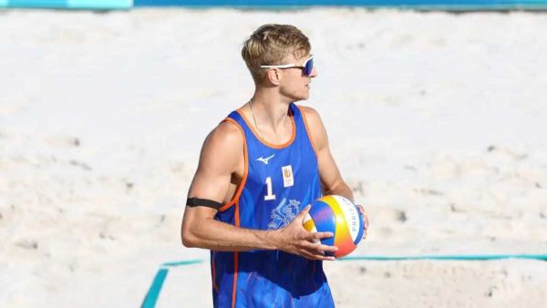 Jogadores de Voleibol em quadra.