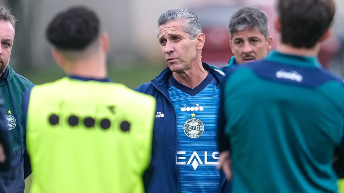 Técnico do Coritiba, Jorginho, conversa com os jogadores