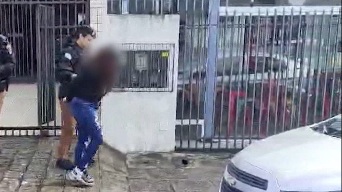 Jovem é presa suspeita de esfaquear colega de trabalho por causa de homem no PR
