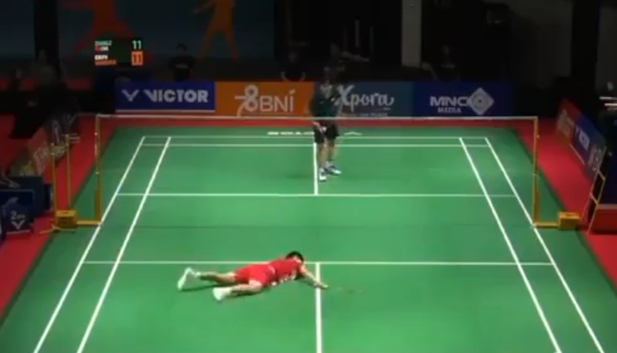 Atleta de 17 anos passa mal e morre durante torneio de badminton; vídeo