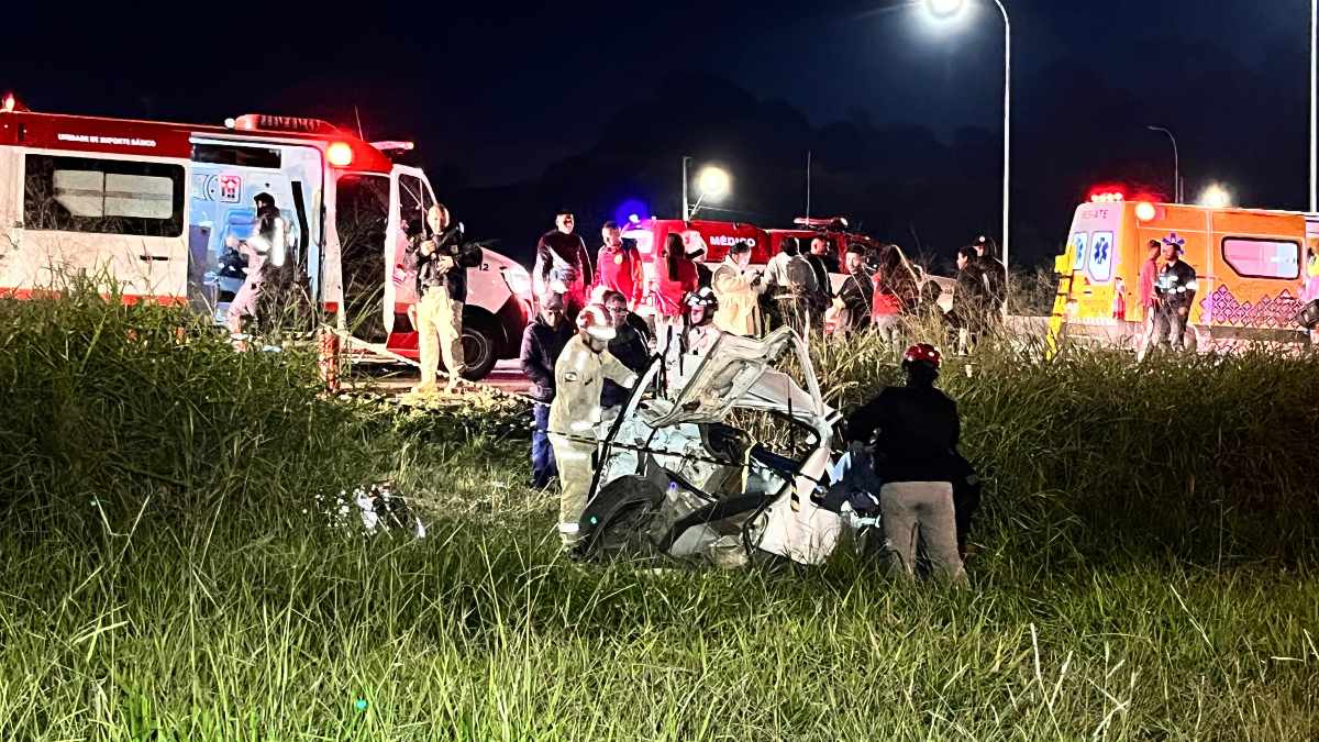 Jovem morre em acidente de carro ao voltar de igreja com família, em Curitiba