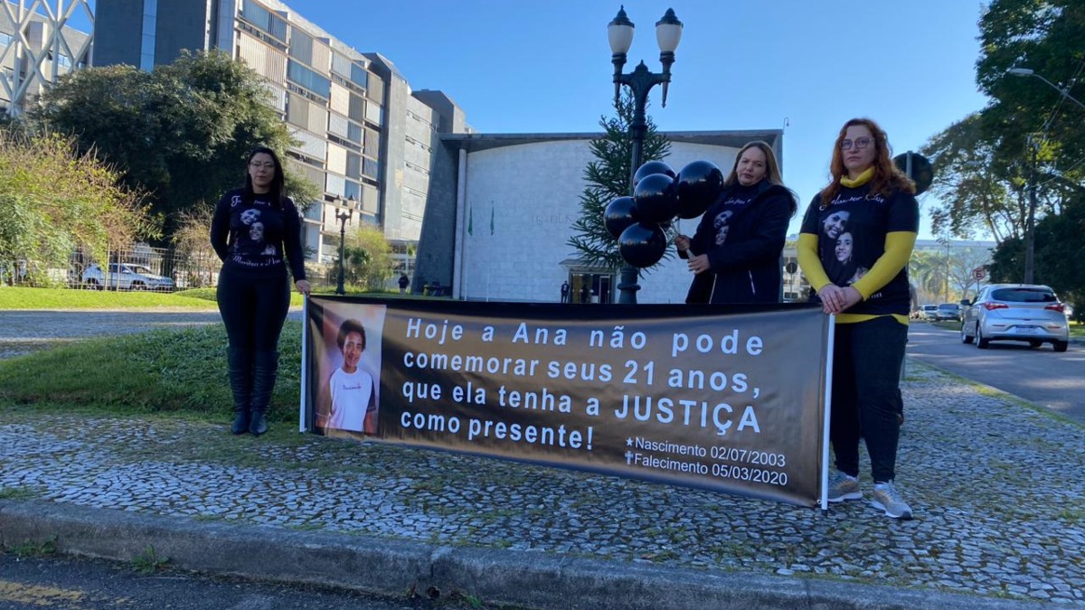 Familiares e amigos de Maritza e Ana Carolina protestam em frente ao Tribunal do Júri