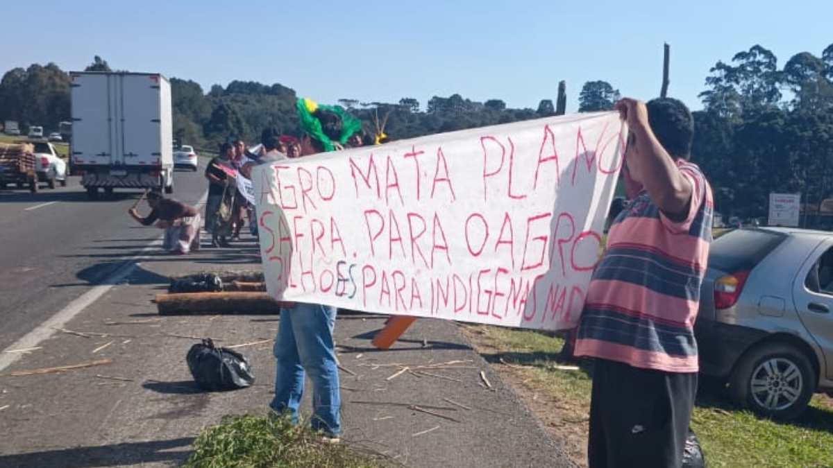 Manifestação indígena interdita BR-277 contra mudanças climáticas