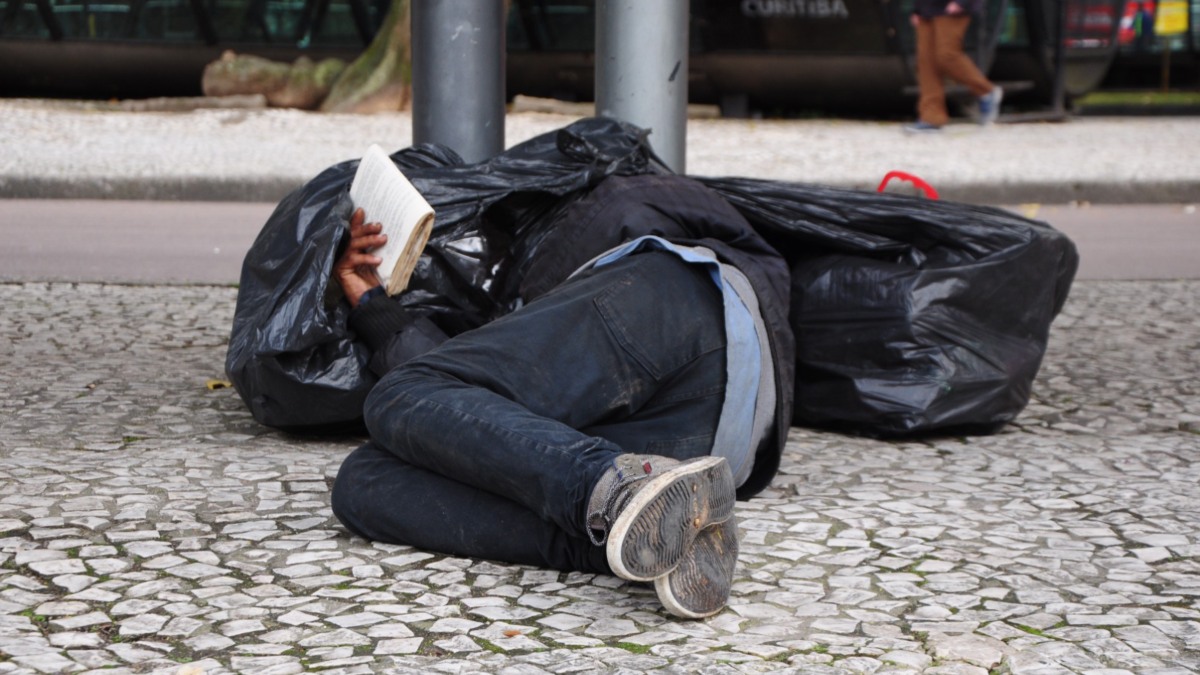 Curitiba aparece entre 10 capitais com mais moradores em situação de rua 