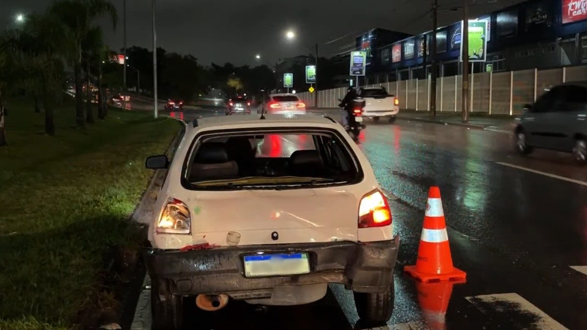 Motorista é atropelado pelo próprio carro na Linha Verde enquanto mexia no motor