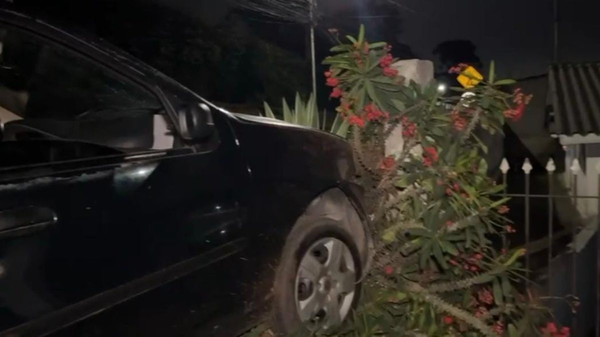 Motorista com sinais de embriaguez foge após bater carro em casa no Tatuquara
