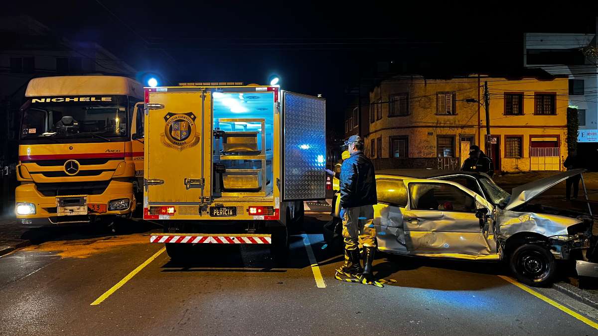 Motorista morre após invadir contramão e bater contra caminhão-tanque no PR