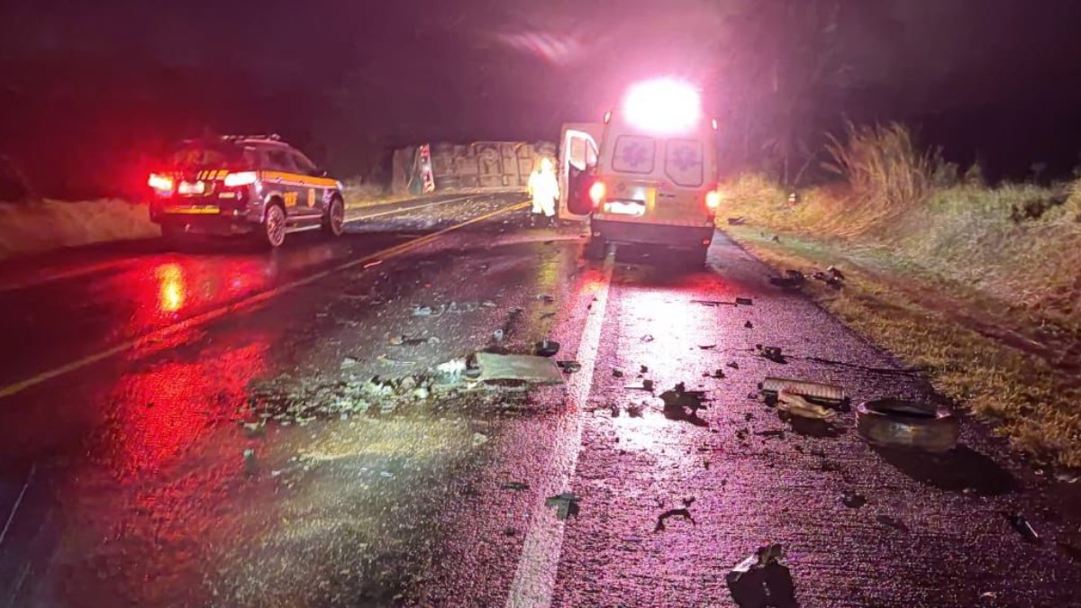 A Polícia Rodoviária Federal (PRF) procura um motorista envolvido em um acidente com morte na BR-277, em Palmeira, nos Campos Gerais do Paraná, no final da tarde de domingo (7). Segundo a PRF, o condutor de um Peugeot 206, que bateu de frente com um caminhão, fugiu do local depois que o acidente causou a morte do passageiro do carro.