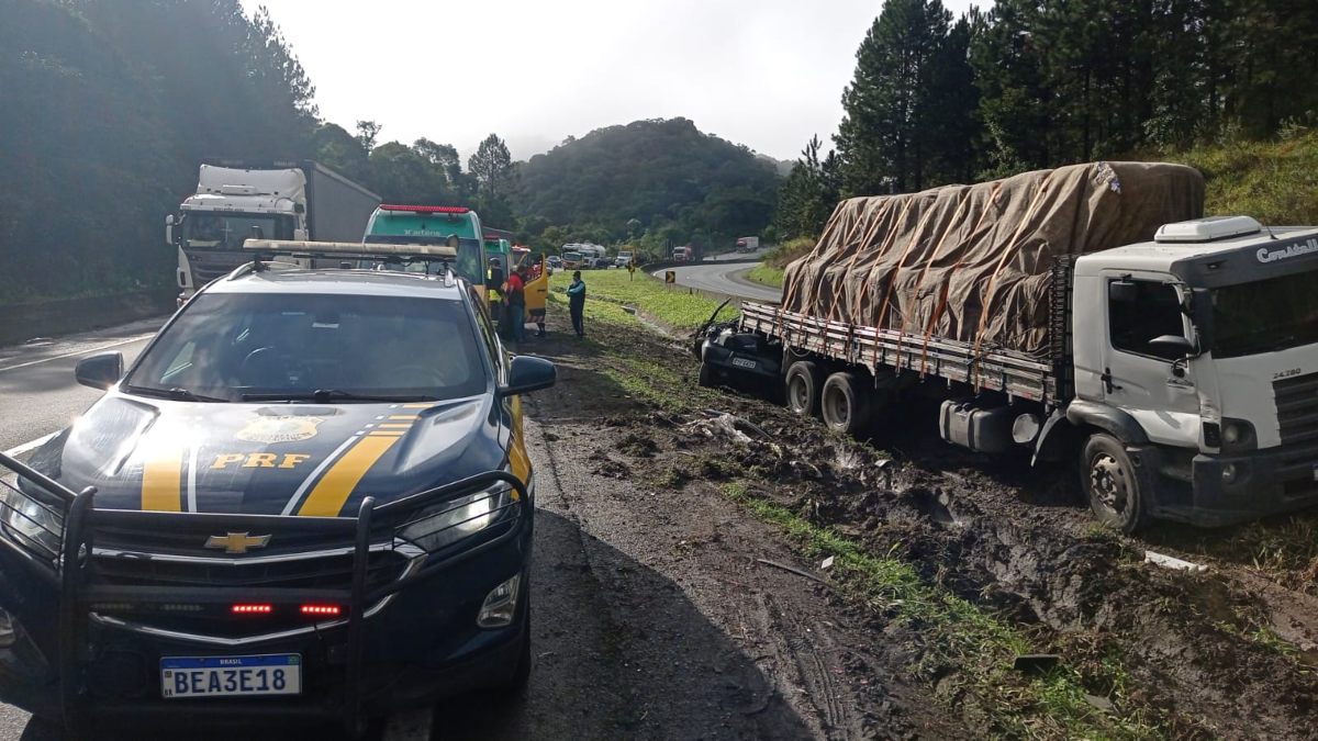 Um grave acidente causou a morte de um homem no início da manhã desta quarta-feira (17), na BR-116, em Campina Grande do Sul, na Região Metropolitana de Curitiba. De acordo com as informações preliminares da Polícia Rodoviária Federal (PRF), o motorista de um carro perdeu o controle e saiu da pista, atingindo um caminhão que estava parado no canteiro central da rodovia.