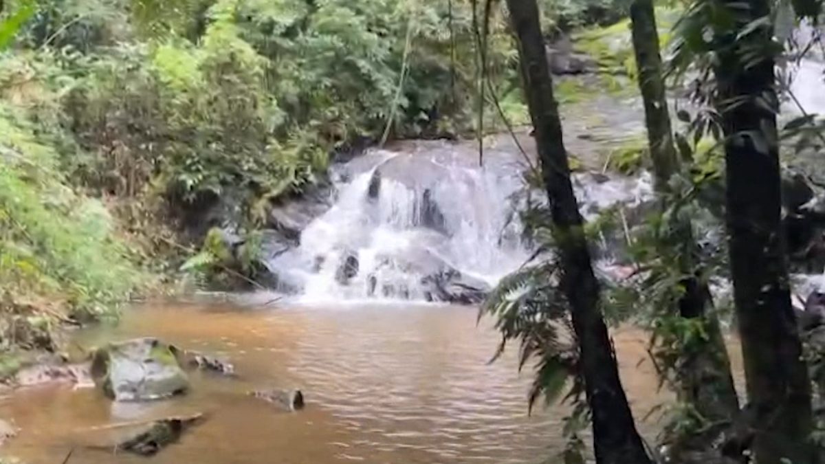 Mulher é encontrada morta com roupas de ginástica perto de cachoeira