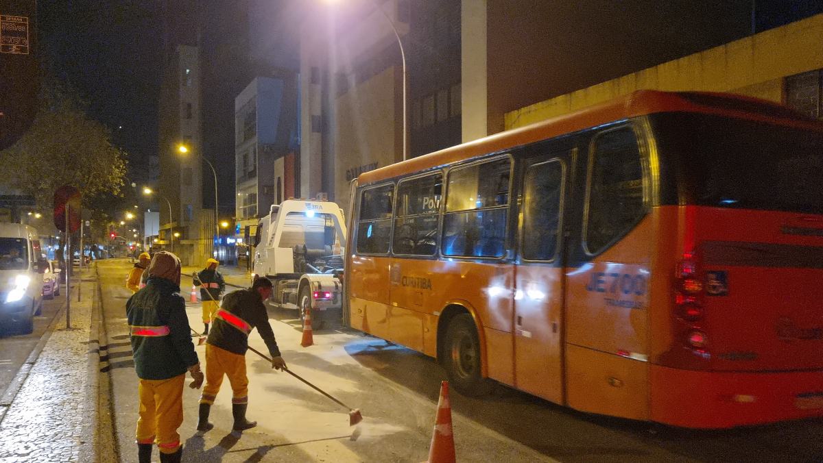 Ônibus biarticulado é desmontado em 3 partes e retirado de local de acidente no PR