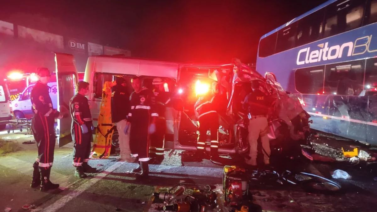 Acidente entre ônibus com torcedores do Corinthians e van termina com 3 mortos