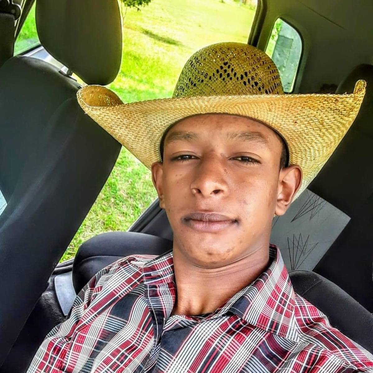 Peão Kevin Siqueira morreu no último sábado (27) após queda de touro em rodeio no Paraná