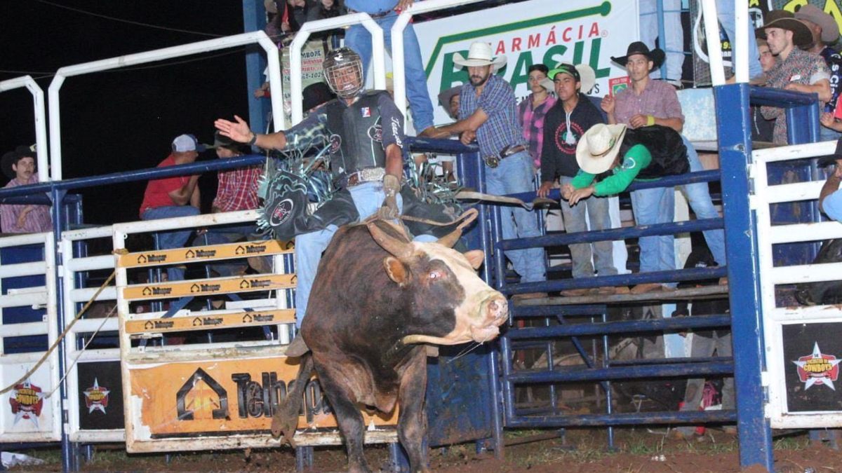 Peão morre em rodeio no norte do Paraná