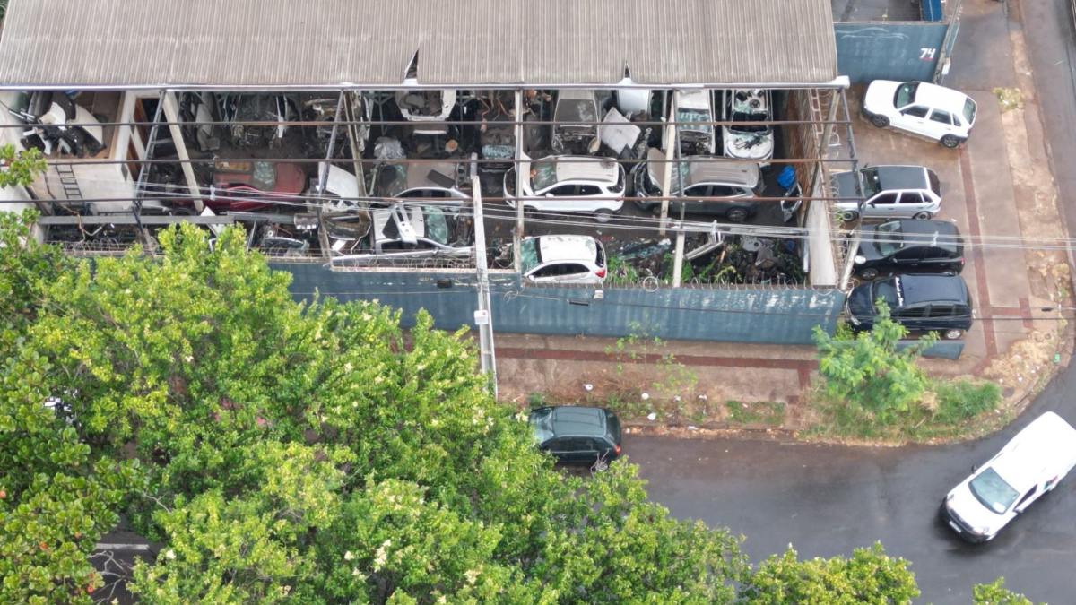 A Polícia Civil do Paraná (PCPR) desmontou um esquema de venda de peças automotivas roubadas e fechou um desmanche de carros em Londrina, no norte do Paraná. Ao longo da operação, finalizada na terça-feira (9), os policiais prenderam quatro homens por receptação. Além disso, a polícia apreendeu mais de 100 peças veiculares com registro de furto e roubo.