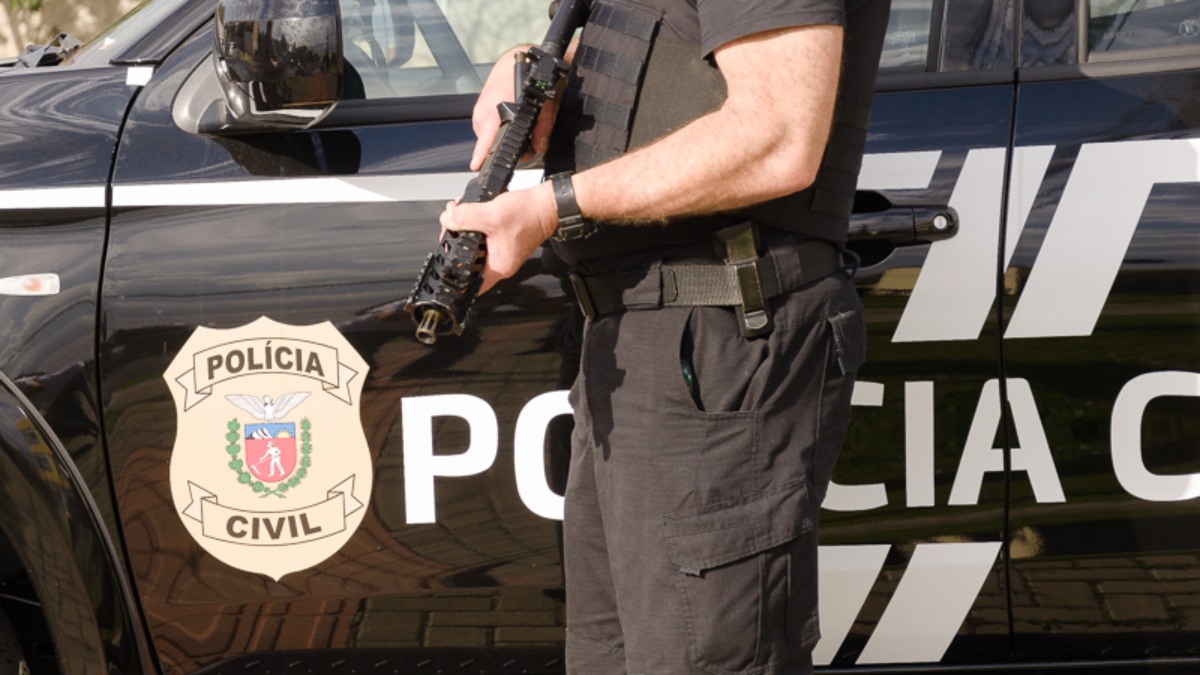 A Polícia Civil do Paraná (PCPR) cumpriu três mandados de busca e apreensão na cidade de Sertanópolis, no Norte do Paraná, tentando localizar a arma utilizada em um atentado ocorrido em Ibiporã, na mesma região, em abril deste ano.