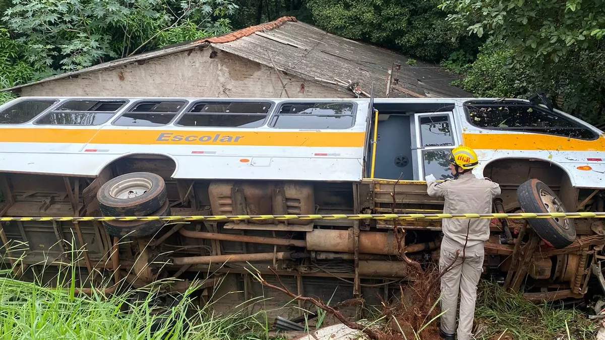 A Prefeitura de Apucarana multou em R$ 30 mil a empresa responsável pelo ônibus do transporte escolar que tombou em uma curva em abril deste ano. No acidente, que teria sido provocado por uma falha mecânica no veículo, 16 estudantes se feriram. A punição é resultado do processo administrativo aberto pela prefeitura logo após a ocorrência.