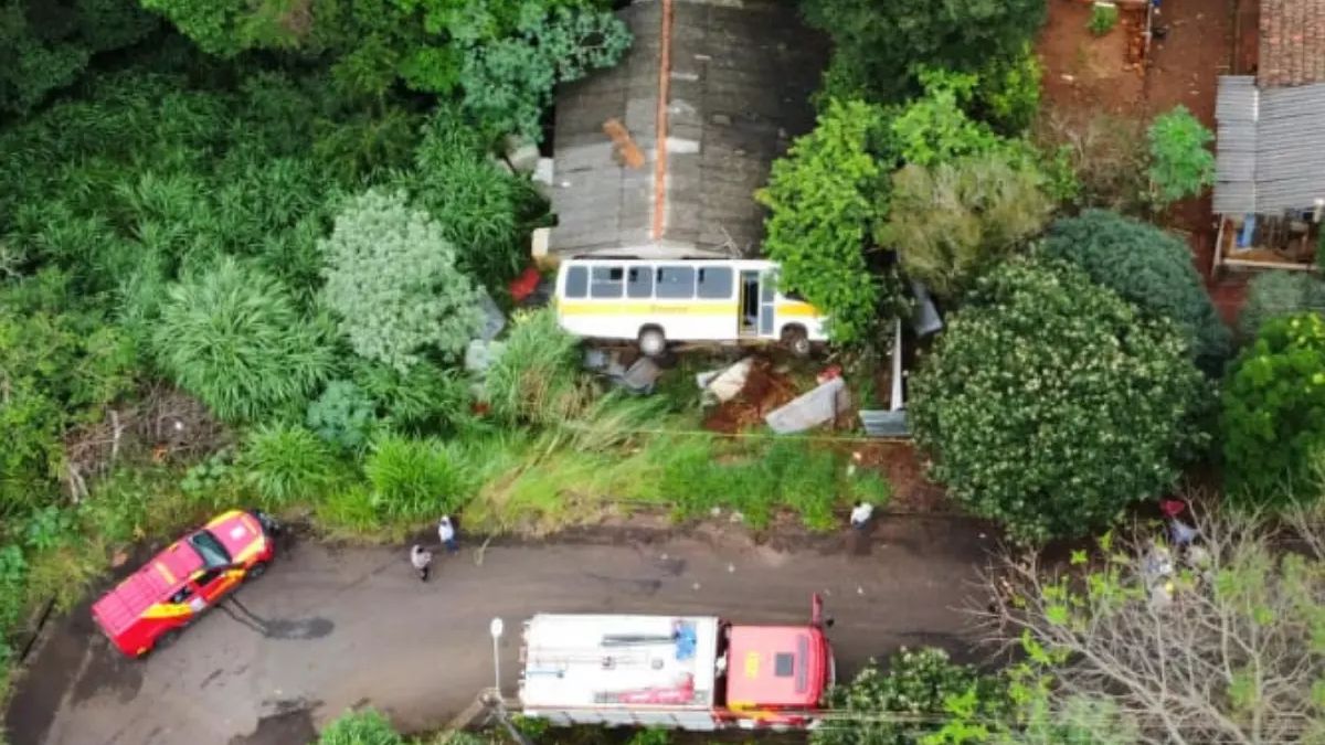 A Prefeitura de Apucarana multou em R$ 30 mil a empresa responsável pelo ônibus do transporte escolar que tombou em uma curva em abril deste ano. No acidente, que teria sido provocado por uma falha mecânica no veículo, 16 estudantes se feriram. A punição é resultado do processo administrativo aberto pela prefeitura logo após a ocorrência.